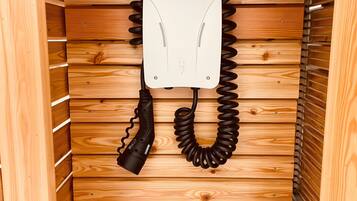 Un interior de madera con un teléfono enrollado y un panel blanco.