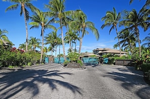 Property grounds - Garden-view condo with private lanai, pool, hot tub, gym, & on-site dining (Waikoloa)