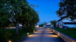 A paved pathway flanked by trees and a building with a white exterior. - Apartment 'The Rooftop Of Lot54' with Private Terrace, Private Garden and Wi-Fi (Feuerscheid)