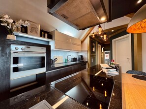 Frigorífico, microondas, horno y placa de cocina