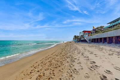 Private home with sparkling pool, close to beach, w/ AC, W/D, and  WiFi