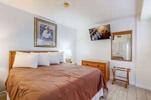 2 bedrooms, iron/ironing board, internet, bed sheets