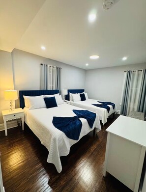 3 bedrooms, desk, iron/ironing board, free WiFi - Spacious 3BR Home - Sleeps 10 - Perfect for Families & Groups. (Utica)