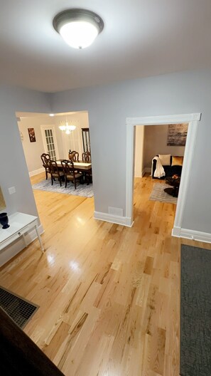 Interior - Spacious 3BR Home - Sleeps 10 - Perfect for Families & Groups. (Utica)