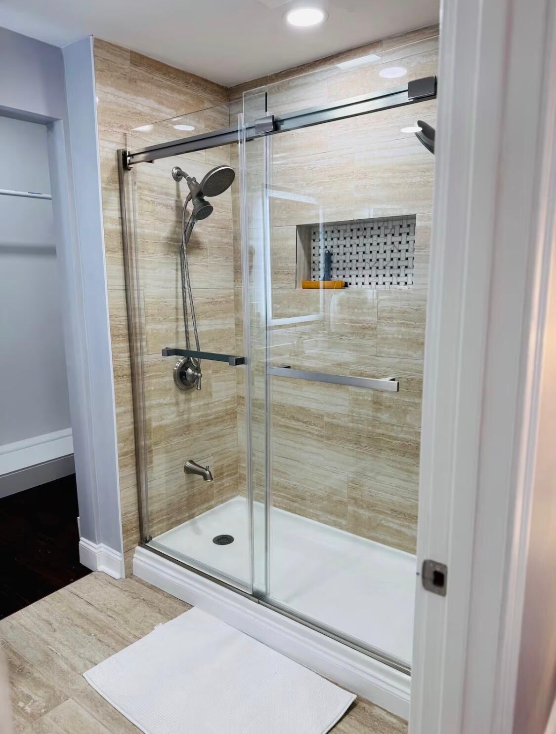 Een douche, een haardroger, handdoeken, zeep