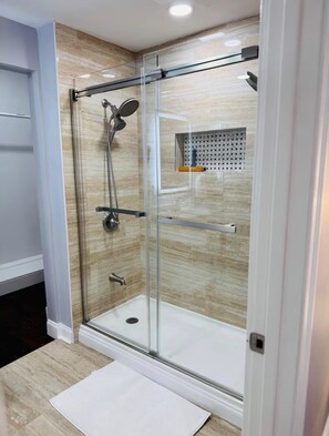 Shower, hair dryer, towels, soap - Spacious 3BR Home - Sleeps 10 - Perfect for Families & Groups. (Utica)