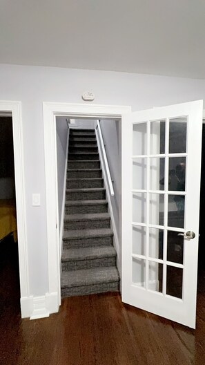 Interior - Spacious 3BR Home - Sleeps 10 - Perfect for Families & Groups. (Utica)