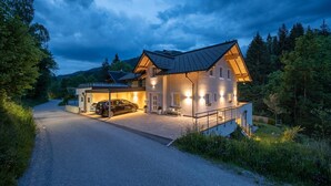 Ein zweistöckiges Haus mit Garage, Auffahrt und gepflegtem Rasen.