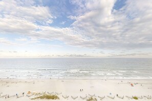 På stranden