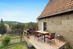Outdoor dining - Country House 'Vogelsberger Bett Unser Korkhaus' with Mountain View, Private Terrace and Wi-Fi (Feldatal)