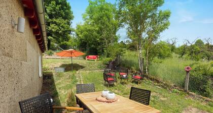 Ferienhaus 'Vogelsberger Bett Unser Korkhaus' mit Bergblick, privater Terrasse und Wi-Fi