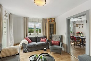 TV, fireplace - Country House 'Vogelsberger Bett Unser Korkhaus' with Mountain View, Private Terrace and Wi-Fi (Feldatal)