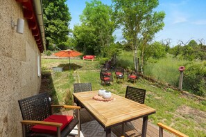 Outdoor dining - Country House 'Vogelsberger Bett Unser Korkhaus' with Mountain View, Private Terrace and Wi-Fi (Feldatal)