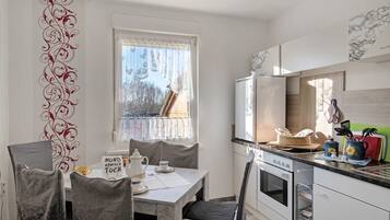 Jääkaappi, uuni, liesi, astianpesukone