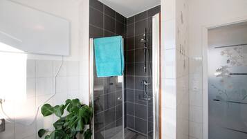 Shower, free toiletries, towels