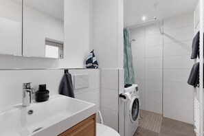 Douche, sèche-cheveux, serviettes fournies