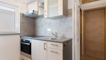 Frigorifero, microonde, forno, piano cottura