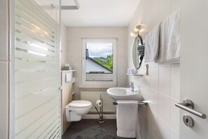 Douche, articles de toilette gratuits, sèche-cheveux