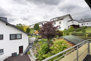 Un quartier résidentiel avec des maisons, un arbre et un escalier.
