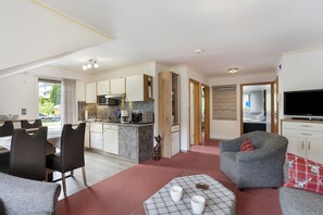 Interior - Apartment 'Ferienwohnung Becker Typ B' with Mountain View, Shared Garden and Wi-Fi (Willingen (Upland))