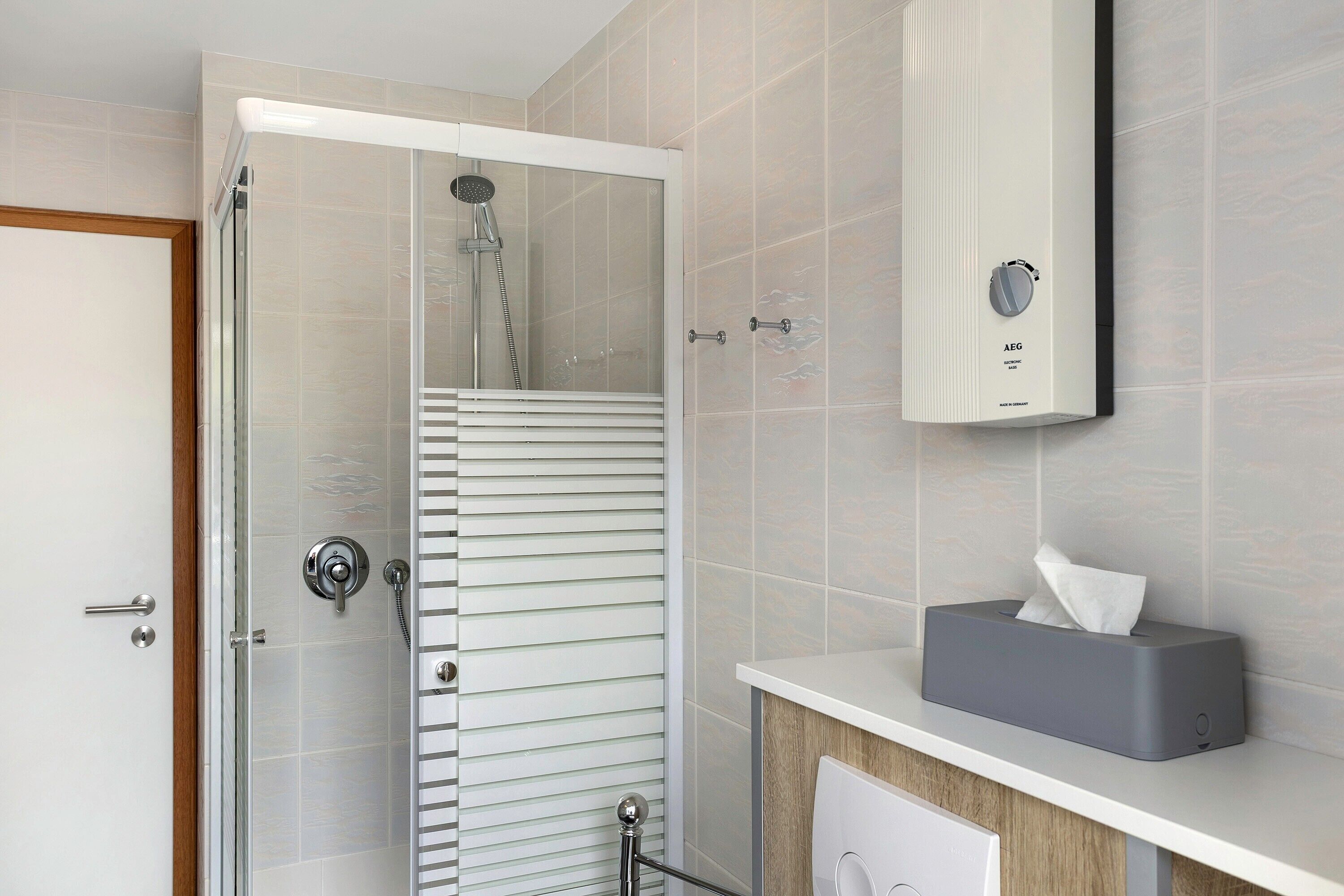 Douche, articles de toilette gratuits, sèche-cheveux