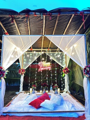 Front of property - sea royal rooms and cafe (Vasai)