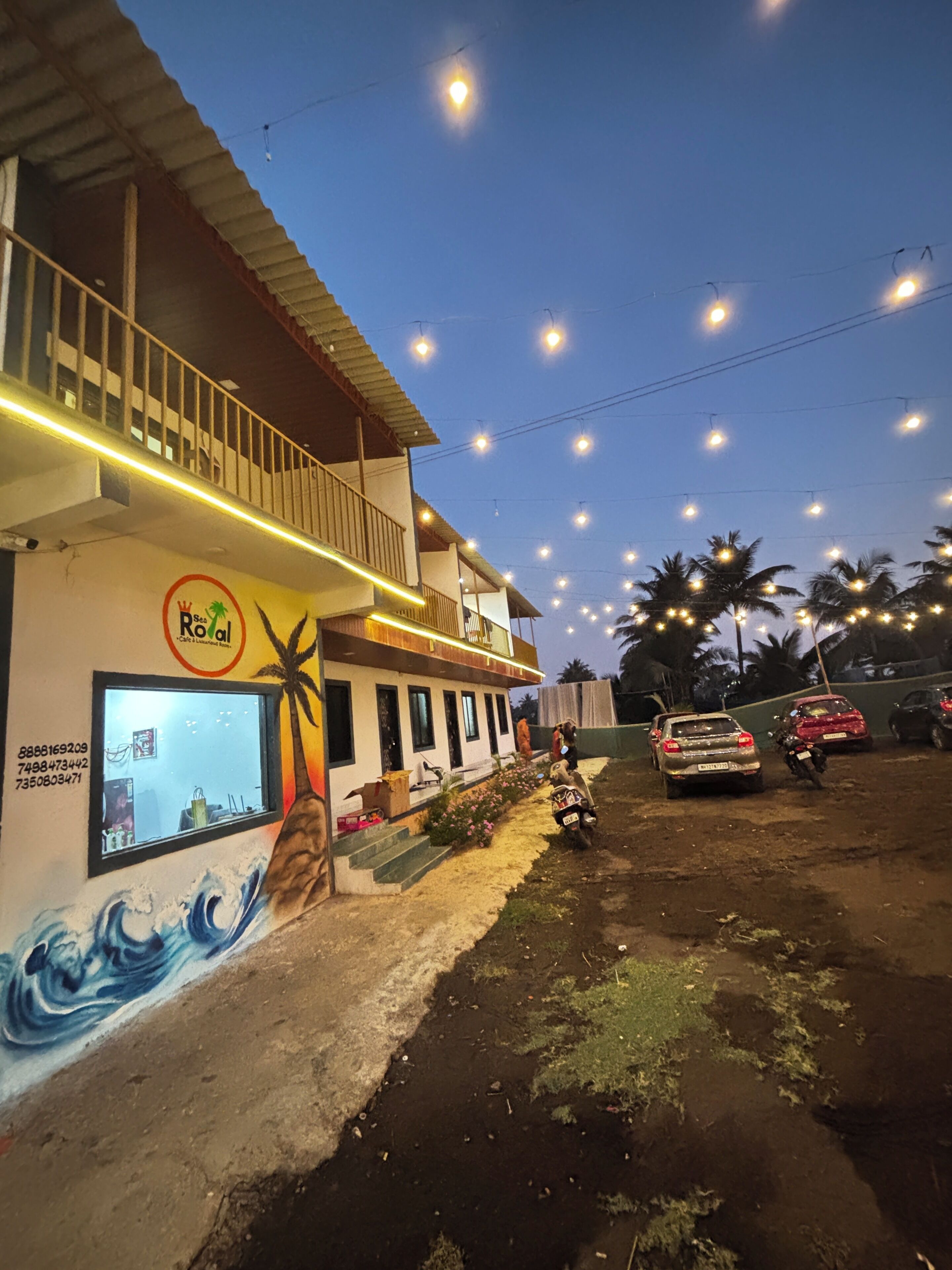 Un edificio con un murale, un balcone e un cartello con la scritta "Sea Real".
