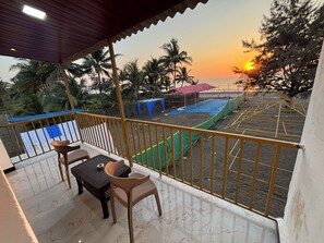 Deluxe Twin Room, Balcony, Sea View | Terrace/patio - sea royal rooms and cafe (Vasai)
