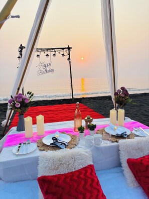 On the beach - sea royal rooms and cafe (Vasai)