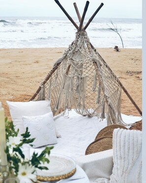 On the beach - sea royal rooms and cafe (Vasai)