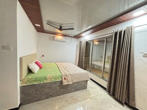 Deluxe Twin Room, Balcony, Sea View - sea royal rooms and cafe (Vasai)