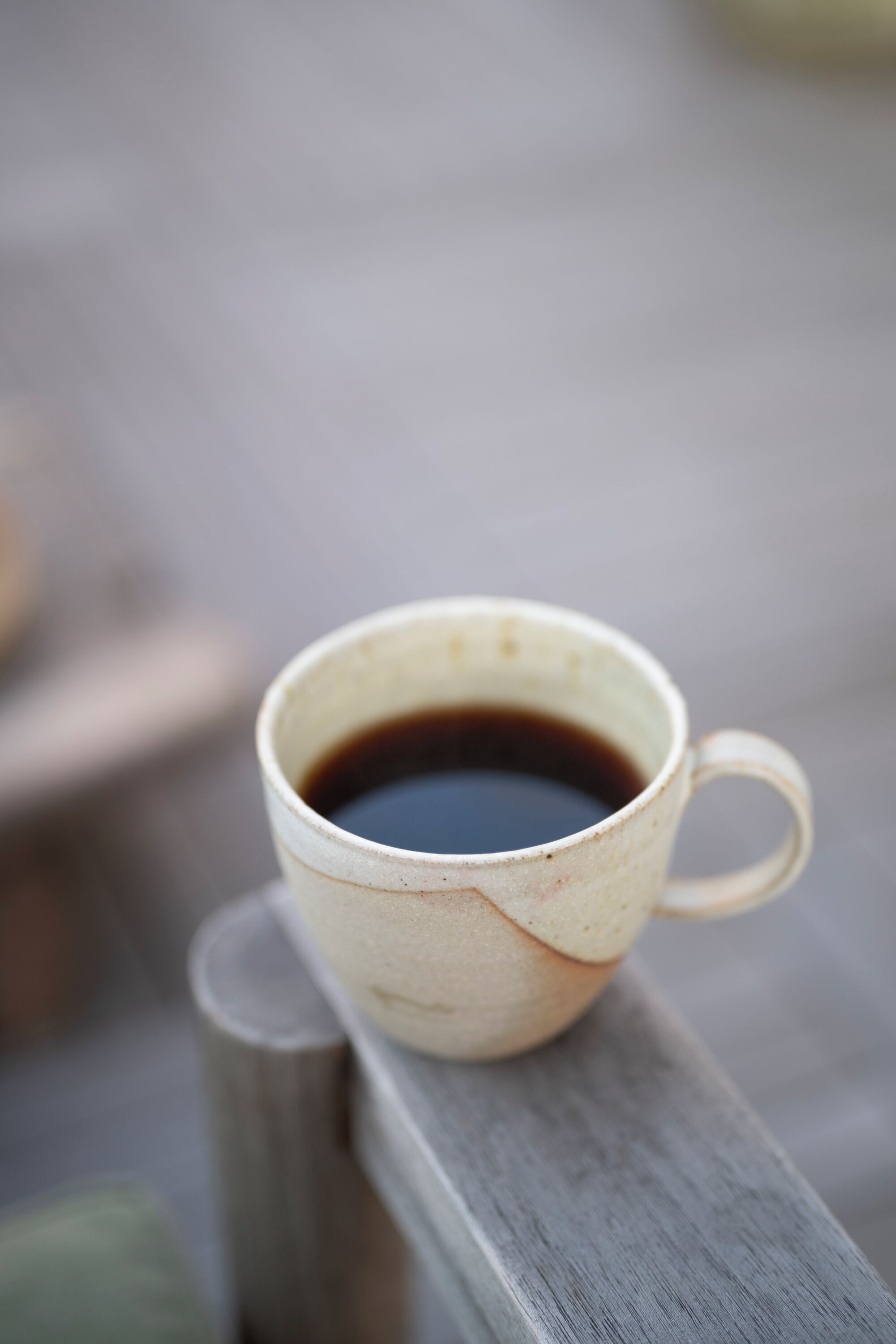 Une tasse de café sur une surface en bois.
