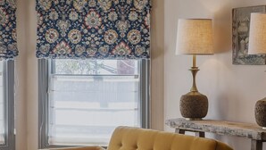 A living room with a yellow sofa, a wooden table, and a lamp. - Gjelina Hotel (Venice)