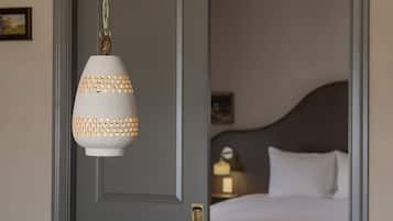 Signature Suite, 1 King Bed, Non Smoking | Living room