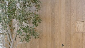 A wooden door with a keyhole and a small rectangular panel. - Gjelina Hotel (Venice)