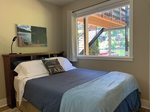 3 bedrooms, desk, WiFi, bed sheets