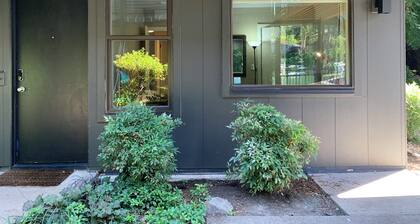 3-bed vacation condo on Lake Oswego with backyard, WiFi, AC, parking