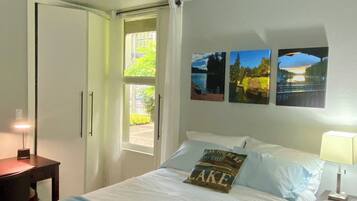 3 bedrooms, desk, WiFi, bed sheets