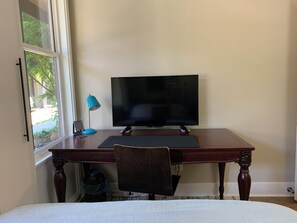 Interior - 3-bed vacation condo on Lake Oswego with backyard, WiFi, AC, parking (Lake Oswego)