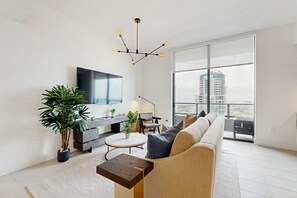 TV, mesa de pingue-pongue