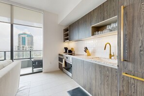 Geladeira, micro-ondas, fogão, cooktop