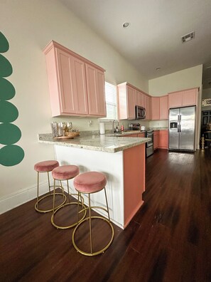 冷蔵庫、電子レンジ、オーブン、コンロ