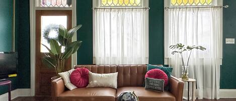 Smart-tv, een open haard, tafelvoetbal en boeken