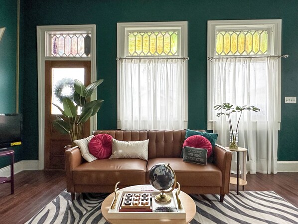 スマートテレビ、暖炉、テーブルサッカー台、書庫