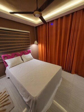 2 habitaciones, tabla de planchar con plancha, wifi y ropa de cama 