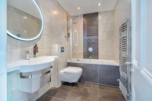 Een douche, handdoeken
