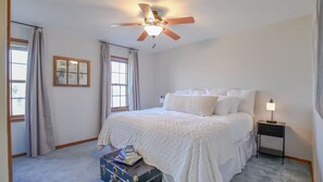 4 bedrooms, desk, WiFi, bed sheets