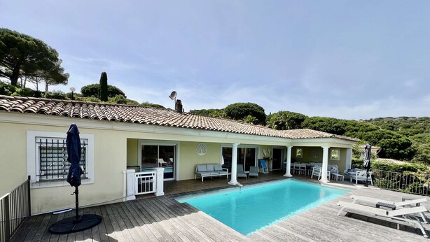 A poolside area with a wooden deck, lounge chairs, and a covered seating area. - VILLA WITH SWIMMING POOL TO RENT FOR 6 PEOPLE, QUIET AREA 1.2 KM FROM THE BEACH (STE MAXIME)