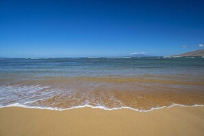 På stranden, solstolar och strandhanddukar