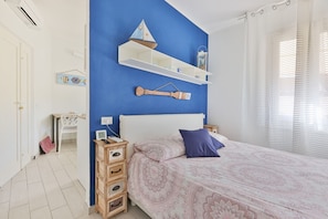 1 chambre, fer et planche à repasser